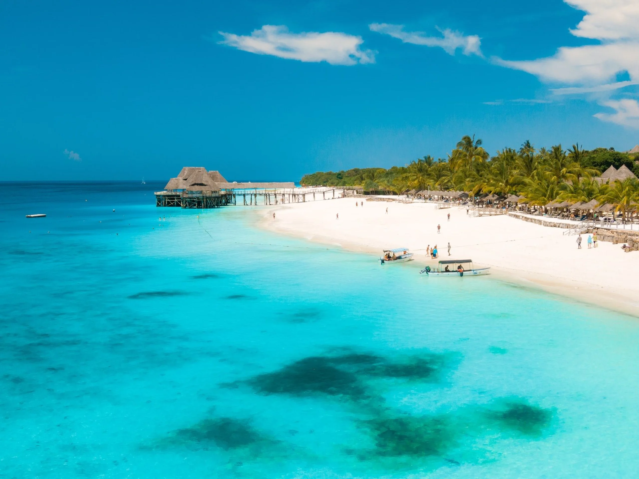 Blue ocean and beach in the Maldives